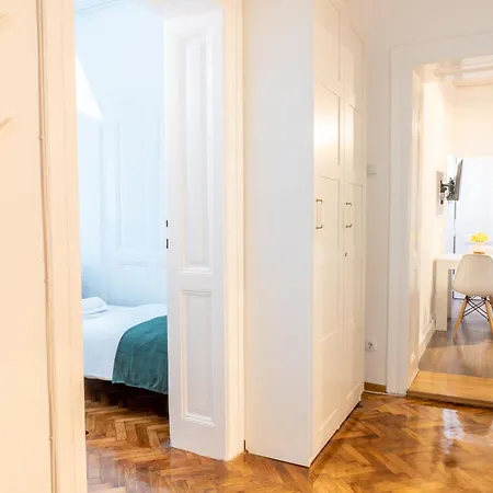 Adeona Apartment *